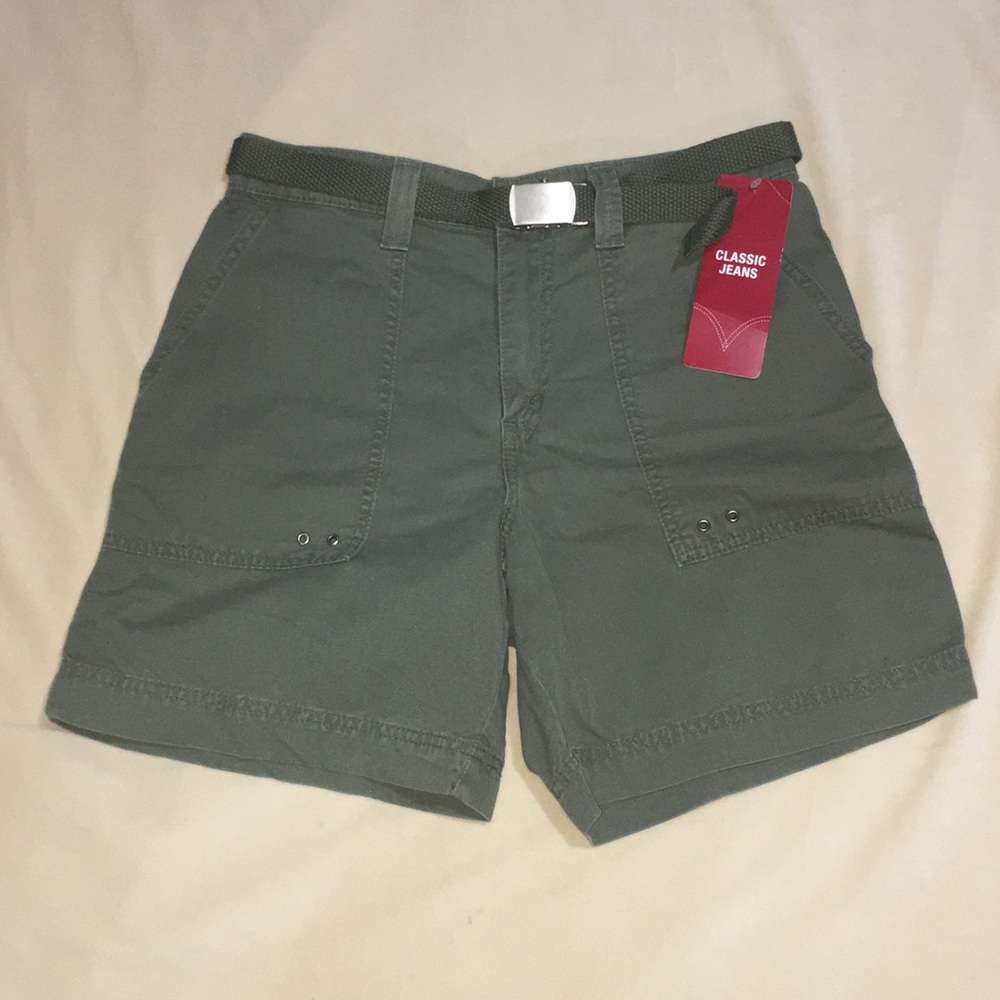 NWT  Women’s Levis Jean Shorts Size 8